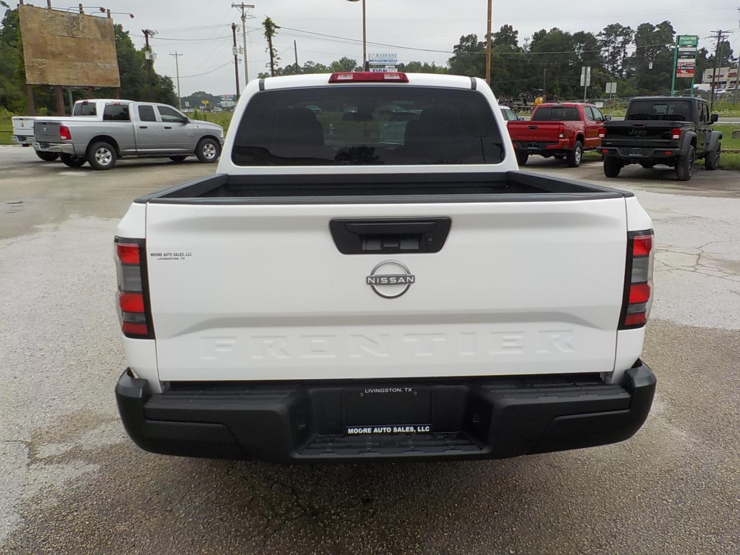 2024 White /Gray Nissan Frontier s (1N6ED1EJXRN) with an 3.8L V6 engine, Automatic transmission, located at 1617 W Church Street, Livingston, TX, 77351, (936) 327-3600, 30.710995, -94.951157 - ONE OWNER!! LOW MILES!! CREW CAB!! - Photo#7